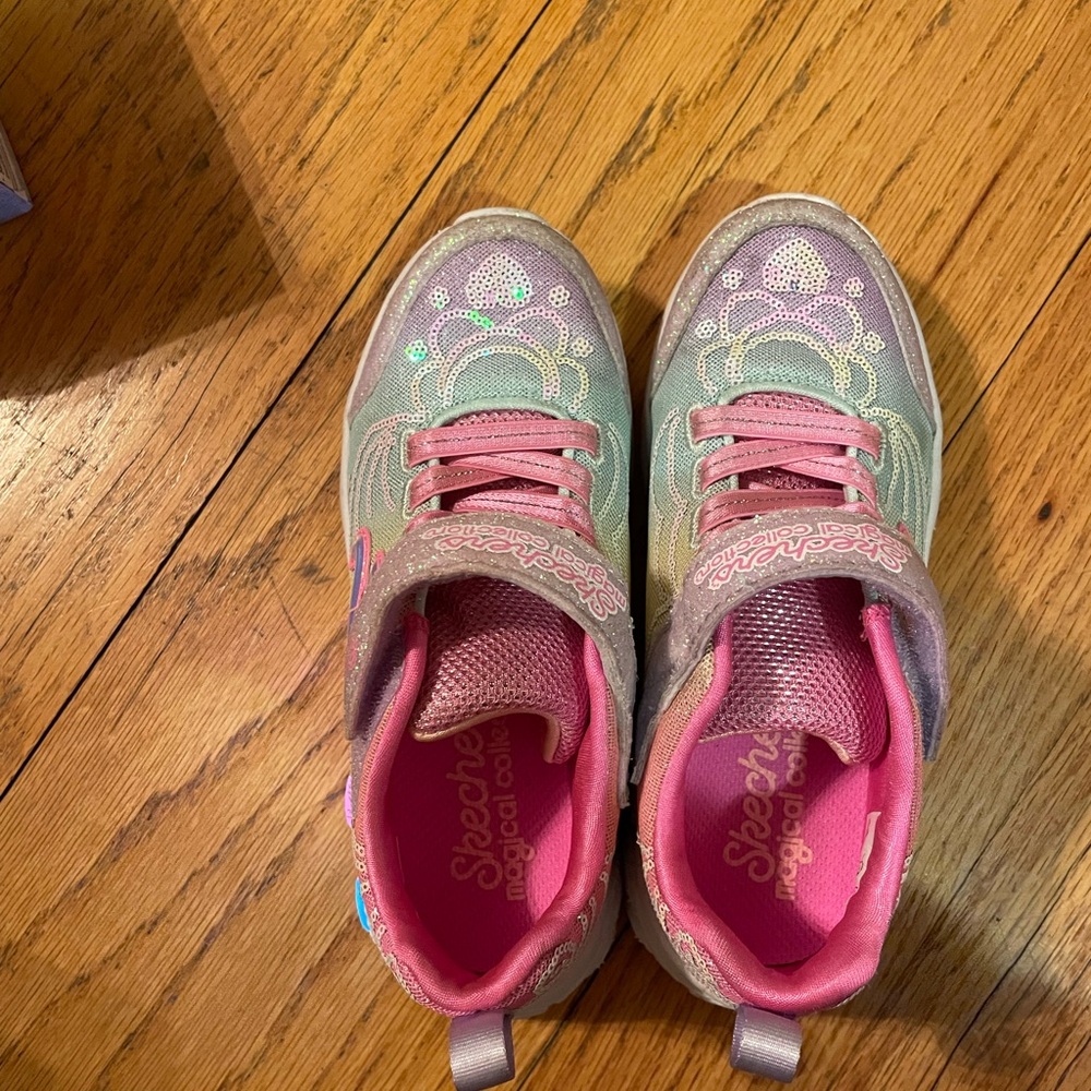 Little girls size 12.5 Skechers light up tennis shoes - Picture 2 of 7